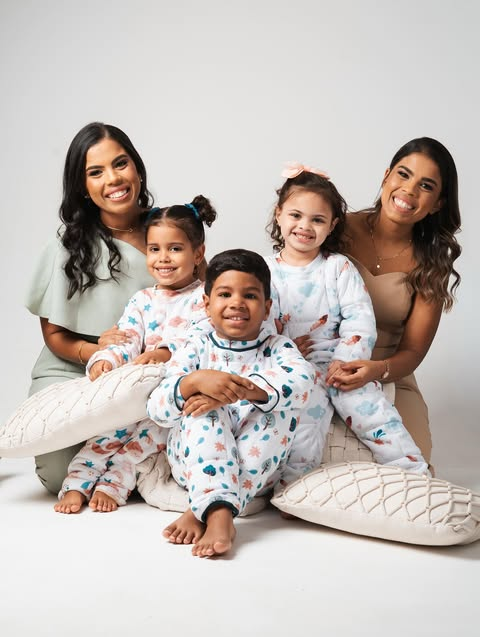 Família sorrindo com crianças usando pijamas ponderados Meu Snugg